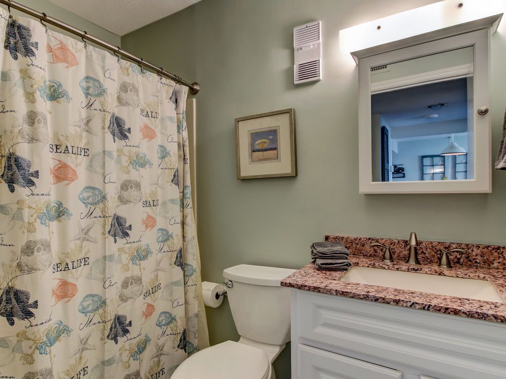 Hallway bathroom with vanityh and tub/shower combination