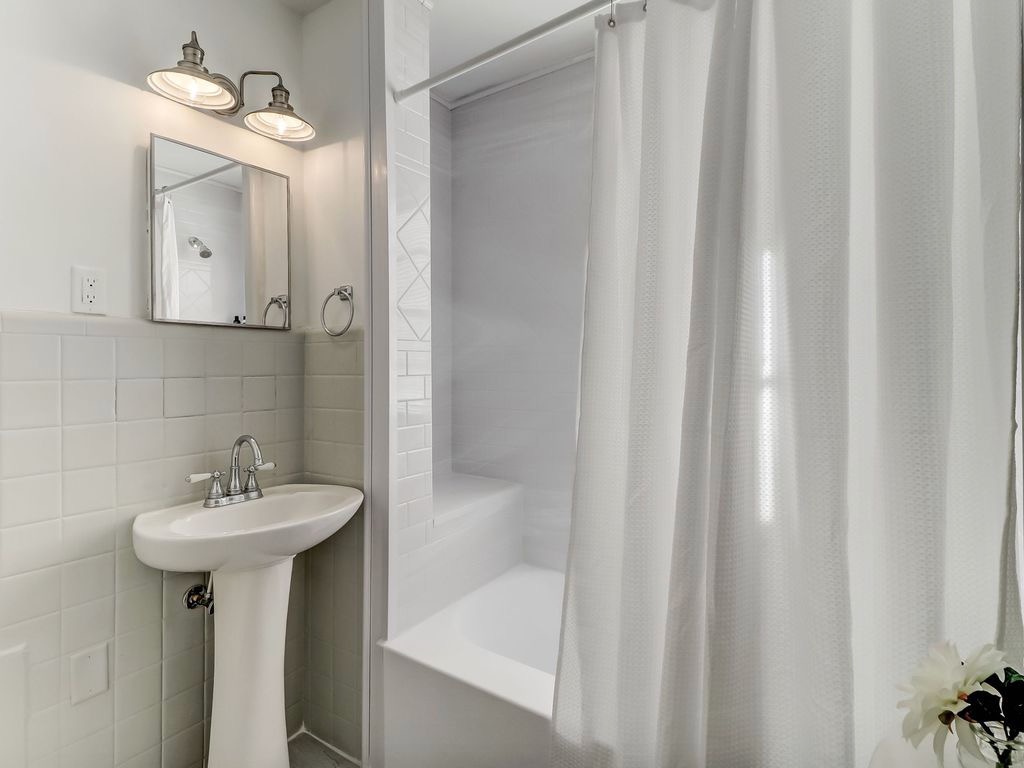 Hall bathroom with tub/shower combination
